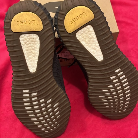 Yeezy Boost 350 V2 - Picture 6 of 9